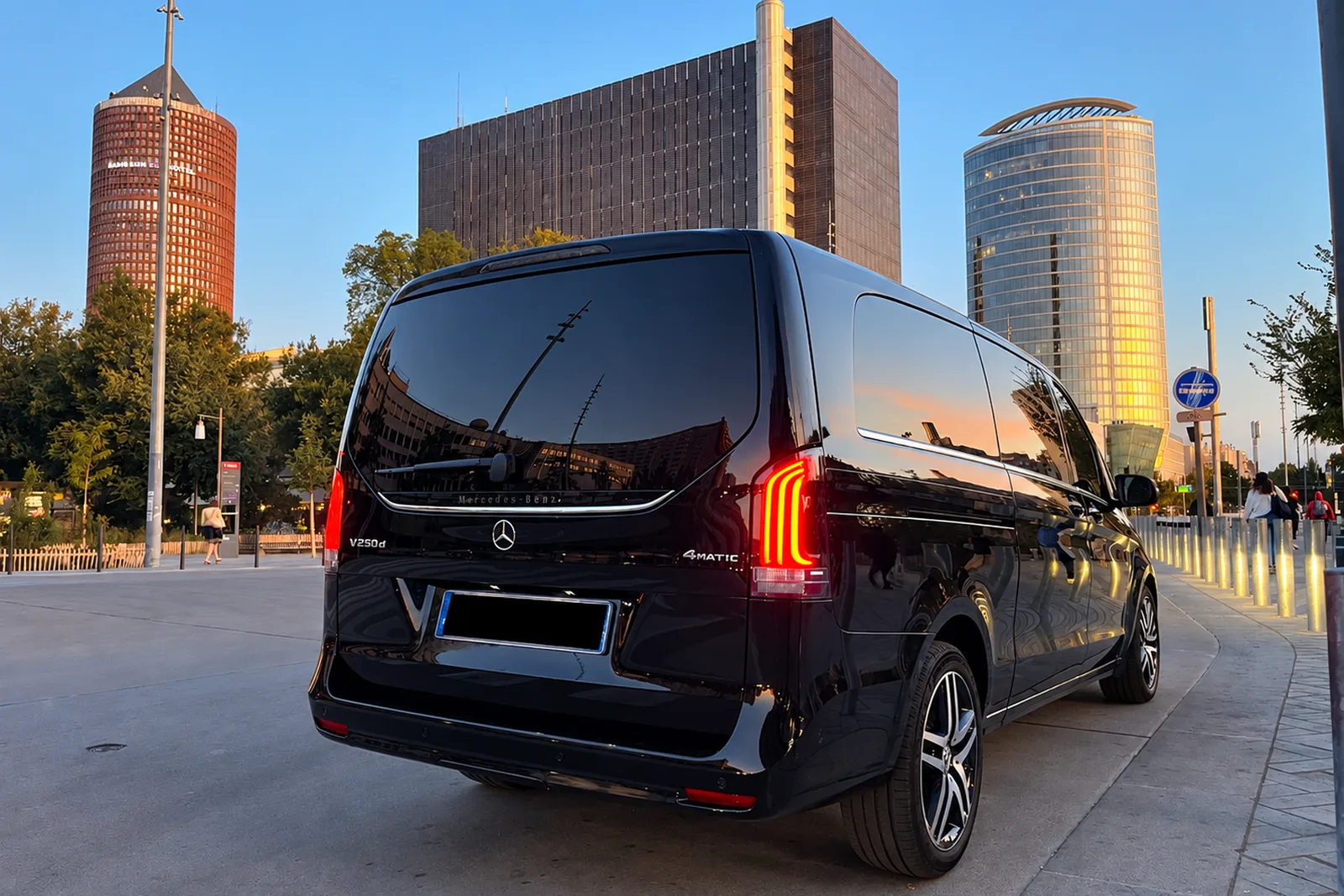 Van Mercedes Classe V noir d'ASVB Transports devant la tour Part-Dieu à Lyon