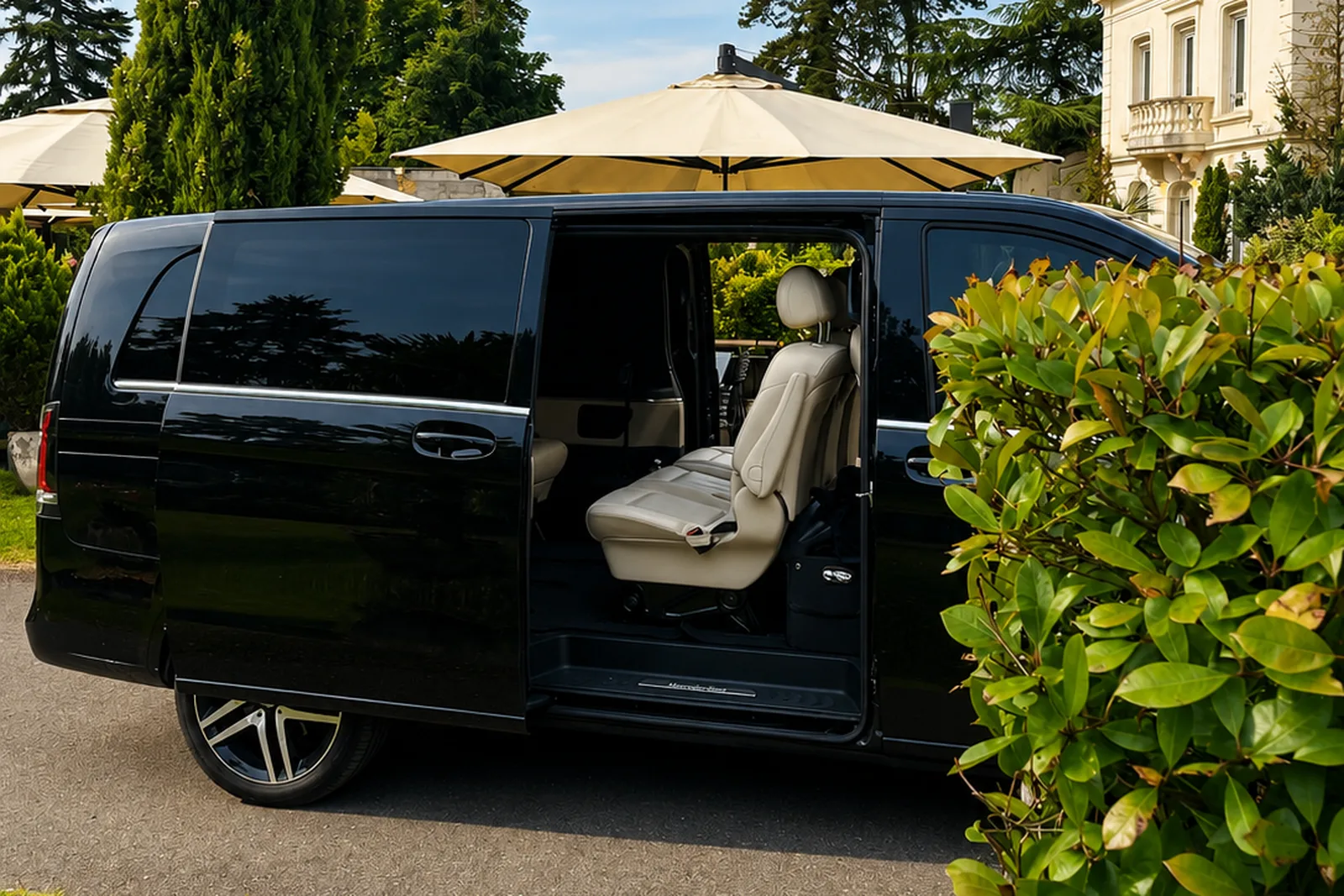 Van Mercedes Classe V portière ouverte dans le jardin d'un domaine, prêt pour une navette de mariage