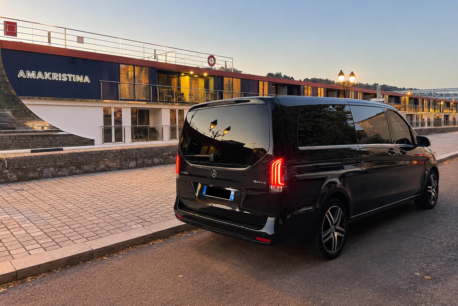Van Mercedes noir d'ASVB Transports garé sur les quais à Lyon