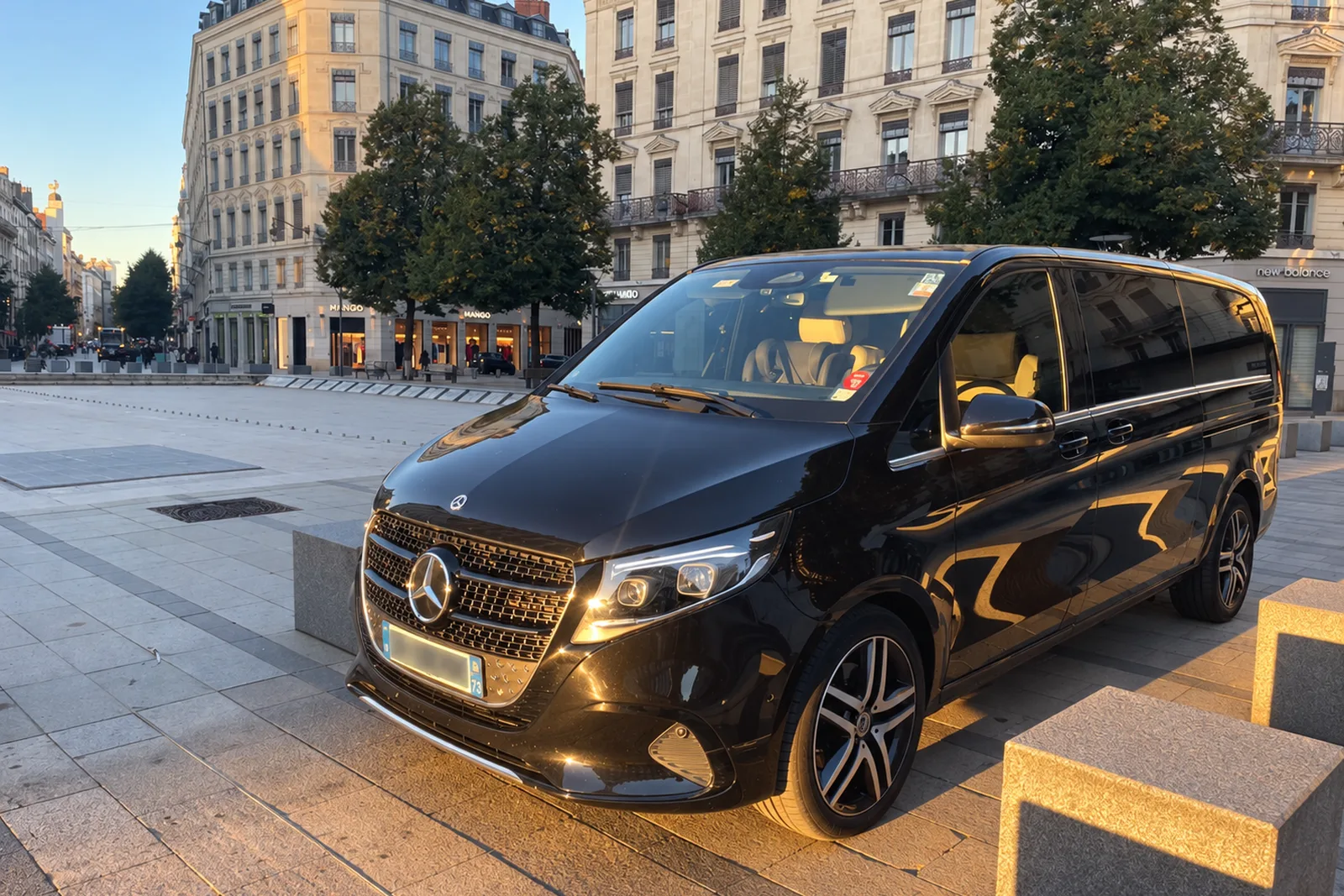 Van Mercedes Classe V noir d'ASVB Transports sur une place de Lyon