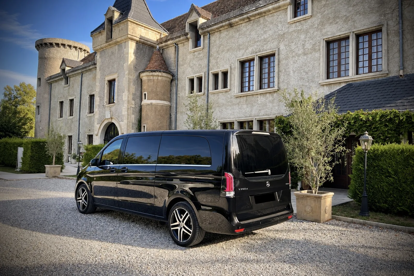 Van Mercedes noir devant un château aux environs de Lyon